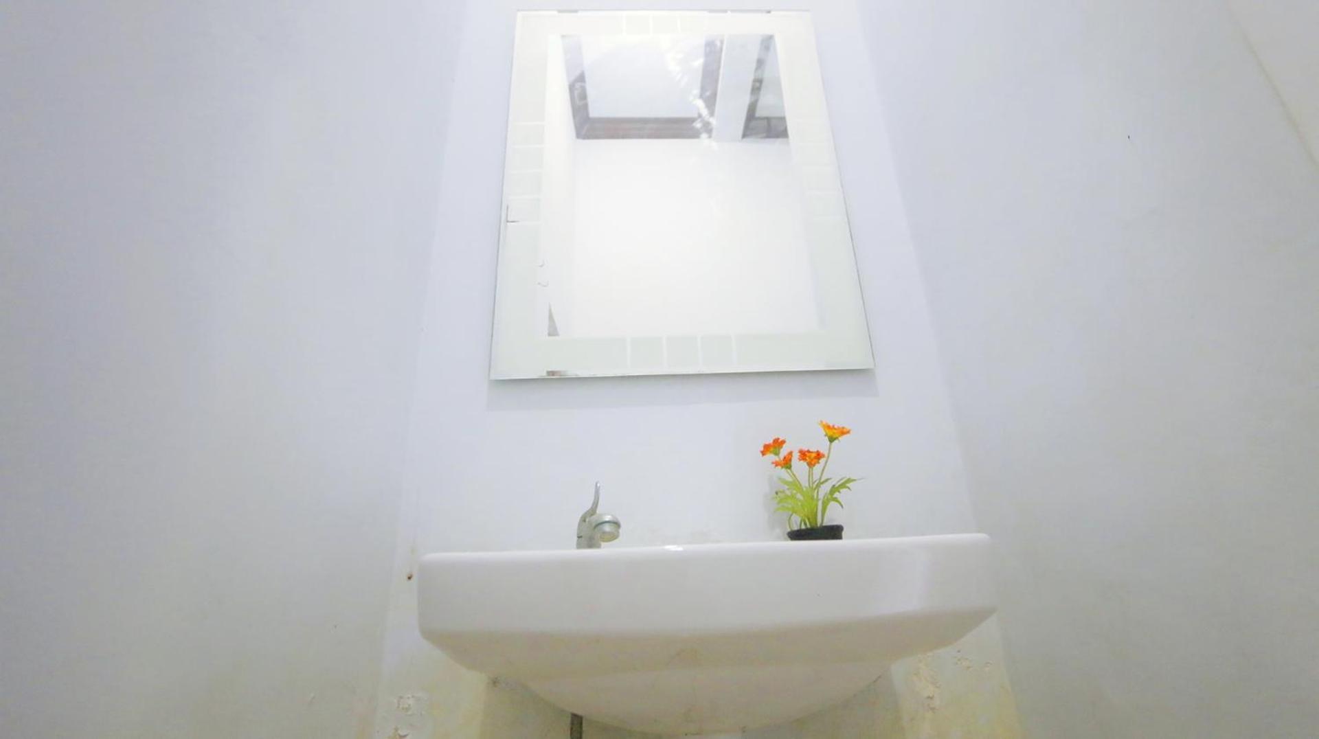 Alista Hotel Bondowoso Room photo